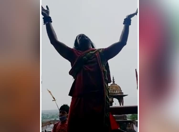 विशाल शिवलिंग के सामने शिव तांडव स्तोत्र, सोशल मीडिया पर वीडियो वायरल