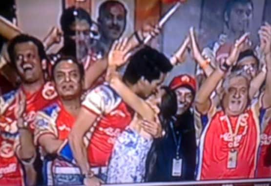 जब बॉलीवुड स्टार्स के ऑफस्क्रीन KISS पर हुआ बवाल, याद है?