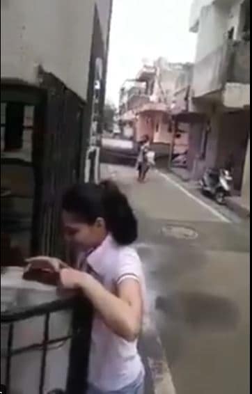 पुणे गर्ल का डांस हुआ वायरल, कोरोना के खिलाफ बहन की लड़ाई पर मनाया जश्न