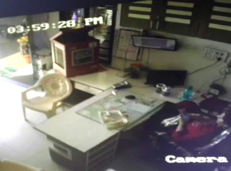 बोतल में नहीं मिला पेट्रोल, पंप मालकिन के केबिन में छोड़ा कोबरा सांप