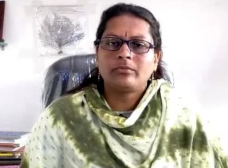 बोतल में नहीं मिला पेट्रोल, पंप मालकिन के केबिन में छोड़ा कोबरा सांप