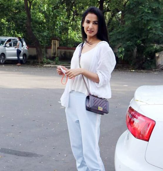 कैजुअल लुक में नजर आए टाइगर श्रॉफ, दिखीं जन्नत फेम एक्ट्रेस सोनल चौहान