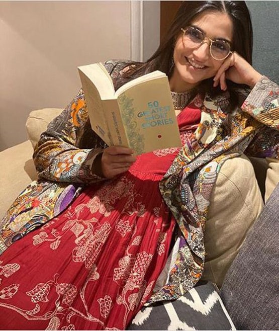 किताबों के साथ समय बिता रही सोनम कपूर की पूरी फैमिली, शेयर की बुक लिस्ट