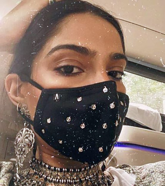 सारा से प्र‍ियंका तक, सेलेब्स के बीच पॉपुलर हैं ये डिजाइनर मास्क, PHOTOS