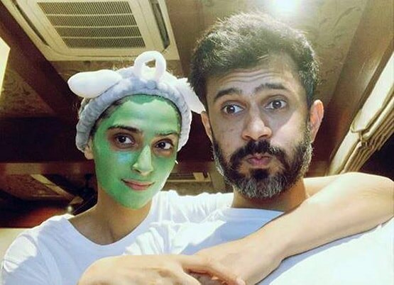 करीना से लेकर दीपिका तक, जानिए इन अभिनेत्रियों की दमकती त्वचा का राज