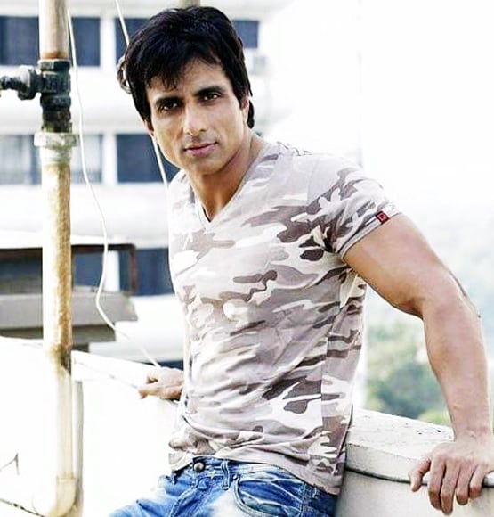 रील लाइफ विलेन से रियल लाइफ मसीहा तक, ऐसा रहा सोनू का मायानगरी में सफर