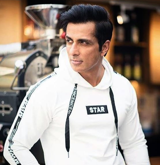 रील लाइफ विलेन से रियल लाइफ मसीहा तक, ऐसा रहा सोनू का मायानगरी में सफर