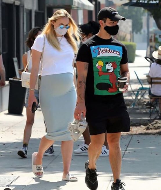 प्रेग्नेंसी में दिखा सोफी टर्नर का कूल लुक, बेबी बंप में फोटोज वायरल