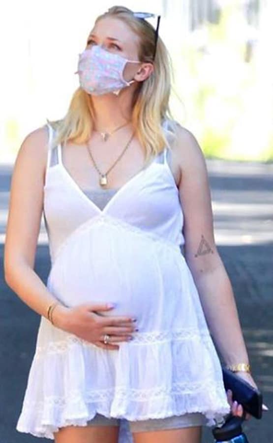 प्रेग्नेंसी में दिखा सोफी टर्नर का कूल लुक, बेबी बंप में फोटोज वायरल