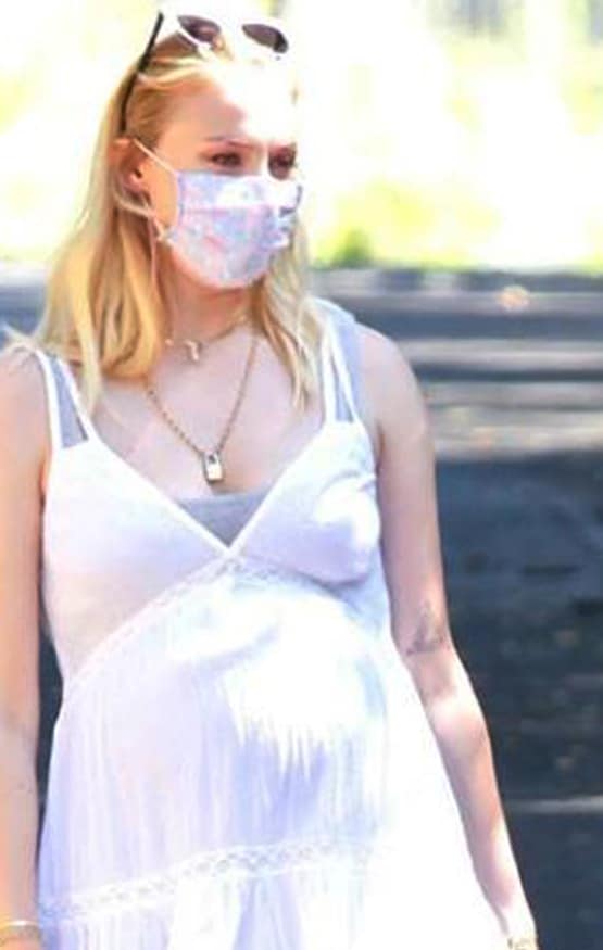 प्रेग्नेंसी में दिखा सोफी टर्नर का कूल लुक, बेबी बंप में फोटोज वायरल