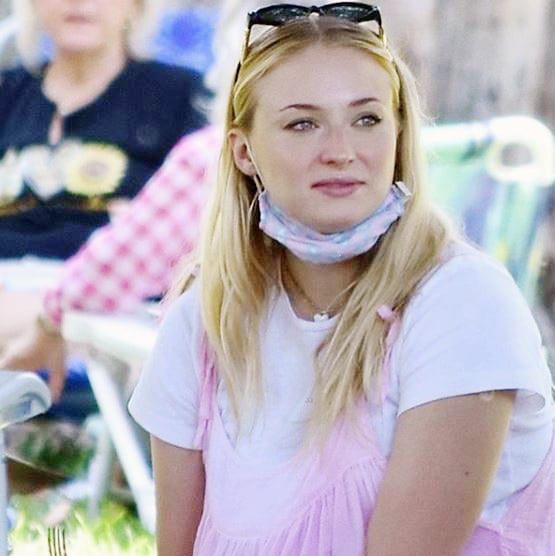 प्रेग्नेंसी में दिखा सोफी टर्नर का कूल लुक, बेबी बंप में फोटोज वायरल