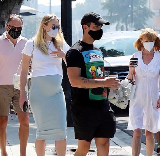 प्रेग्नेंसी में दिखा सोफी टर्नर का कूल लुक, बेबी बंप में फोटोज वायरल