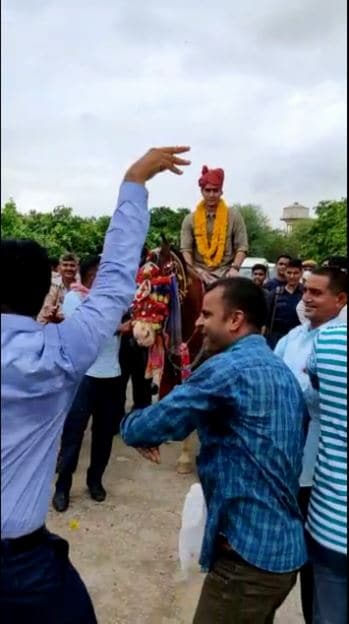 बीहड़ के 'सिंघम' का तबादला, रो पड़े गांव वाले, घोड़ी पर बैठाकर दी विदाई