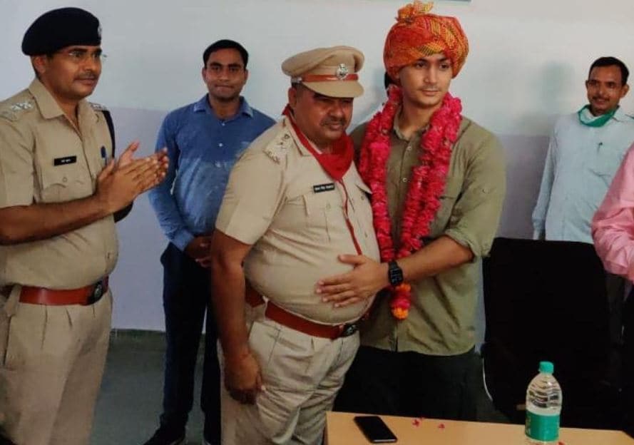 बीहड़ के 'सिंघम' का तबादला, रो पड़े गांव वाले, घोड़ी पर बैठाकर दी विदाई