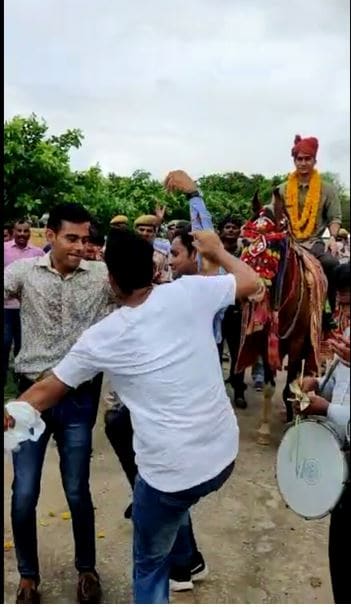 बीहड़ के 'सिंघम' का तबादला, रो पड़े गांव वाले, घोड़ी पर बैठाकर दी विदाई