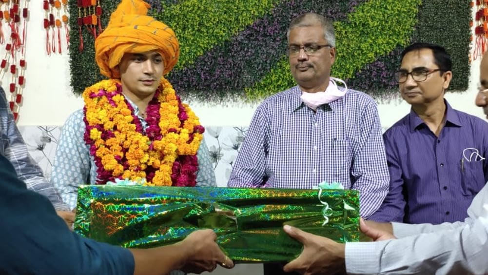 बीहड़ के 'सिंघम' का तबादला, रो पड़े गांव वाले, घोड़ी पर बैठाकर दी विदाई