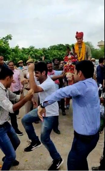 बीहड़ के 'सिंघम' का तबादला, रो पड़े गांव वाले, घोड़ी पर बैठाकर दी विदाई