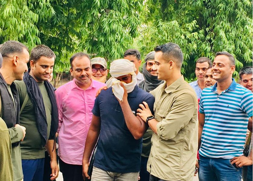 बीहड़ के 'सिंघम' का तबादला, रो पड़े गांव वाले, घोड़ी पर बैठाकर दी विदाई