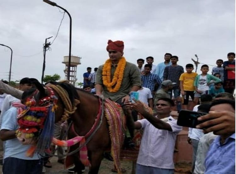 बीहड़ के 'सिंघम' का तबादला, रो पड़े गांव वाले, घोड़ी पर बैठाकर दी विदाई