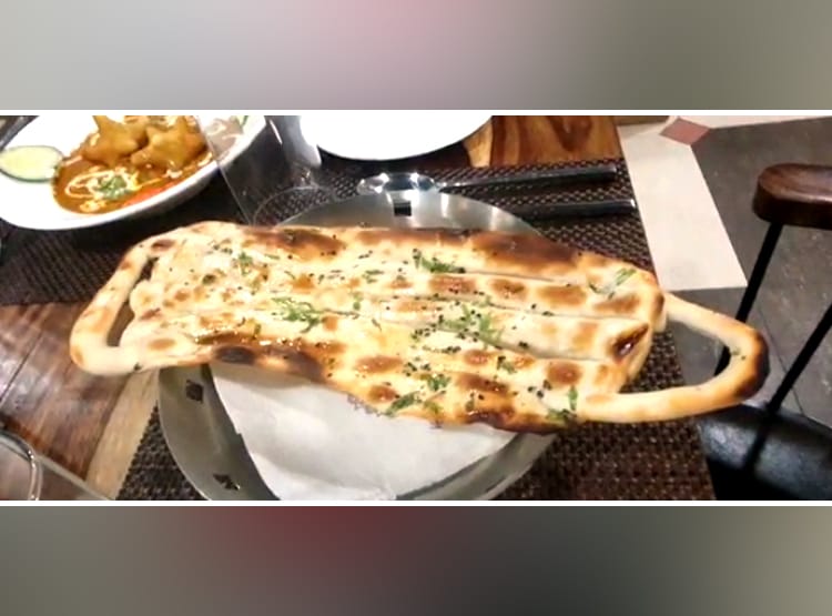 कोरोना के बीच अनोखा प्रयोग, रेस्टोरेंट में मिल रही कोविड करी-मास्क नान