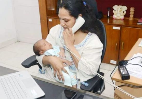 22 दिन के बच्चे को लेकर ड्यूटी पर पहुंची IAS अफसर, हो रही तारीफ