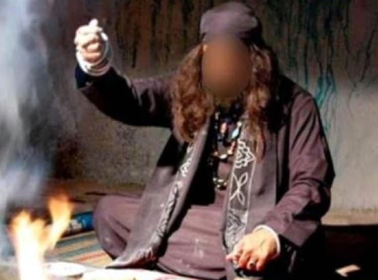 सांप के काटने पर घंटों चला झाड़-फूंक का ड्रामा, मंत्र पढ़ते ही अजीब हरकत