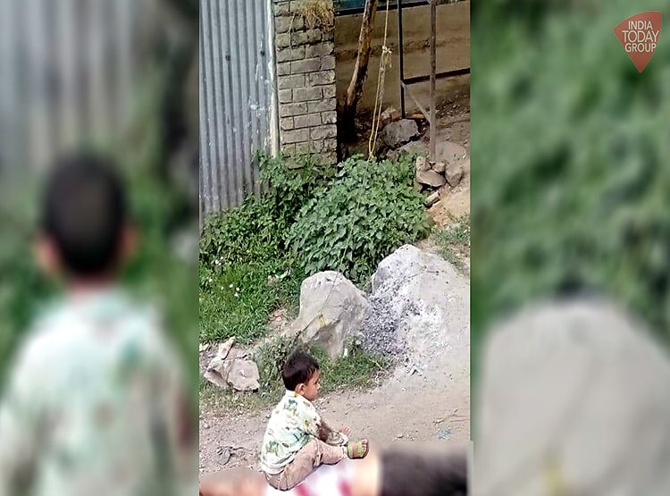 आतंकी बरसा रहे थे गोलियां, जवान ने बच्चे को बचाया, वायरल हो रही फोटो