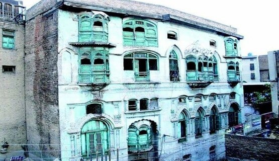 पाकिस्तान में जर्जर हाल में 102 साल पुरानी कपूर हवेली, गिराने की मांग