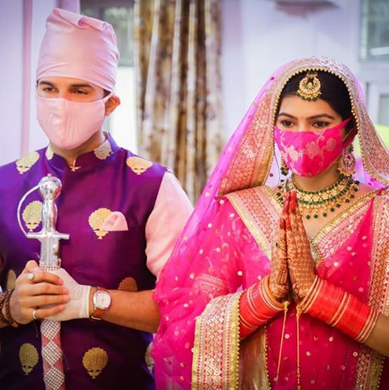 मुंह पर मास्क, हाथ में सैनिटाइजर-तलवार, कोरोना काल में यूं हुई मनीष की शादी