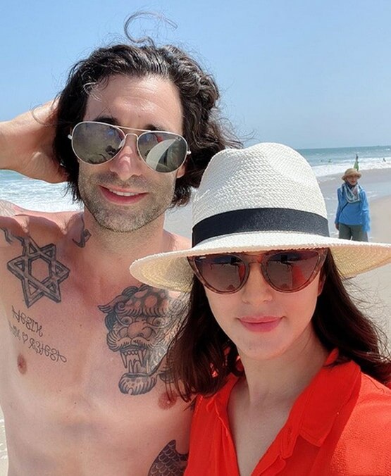 समंदर किनारे आउटिंग पर निकलीं सनी लियोनी, पति-बच्चों संग जमकर की मस्ती