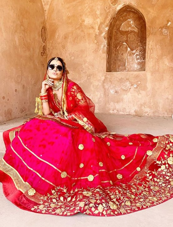 लाल जोड़े पर काला चश्मा, ब्राइडल गेटअप में छाया हिना खान का स्वैग