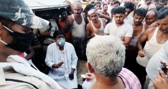 राहत सामग्री लेकर पहुंचा हेलिकॉप्टर, उड़ गए बुजुर्ग के 25 हजार