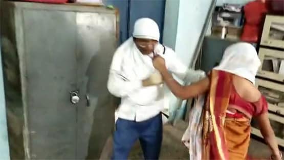 एजुकेशन ऑफिसर ने की अश्लील बात, महिला कर्मचारियों ने चप्पलों से पीटा