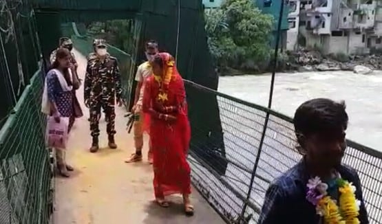 भारत का दूल्हा और नेपाल की दुल्हन, सिर्फ 15 मिनट में हुई शादी