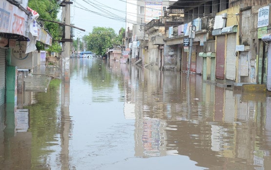 राजस्थान: इस इलाके में पड़ी इतनी बारिश, सड़कों पर नाव लेकर निकले लोग