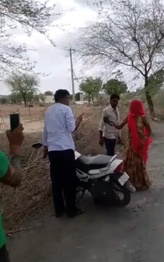 पति के सामने पुलिस वाले ने पत्नी को छेड़ा, लोगों ने कर दिया ऐसा हाल