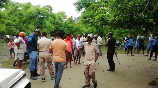 नदी किनारे बैठा था युवक, अचानक झपट्टा मार पानी में ले गया मगरमच्छ