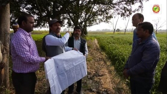 अचार बनाने वाली महिलाओं ने बनाई PPE किट, इस IAS का मिशन