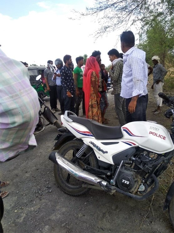 पति के सामने पुलिस वाले ने पत्नी को छेड़ा, लोगों ने कर दिया ऐसा हाल