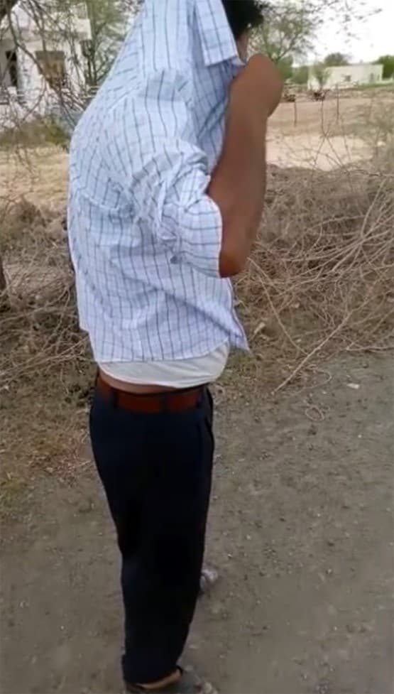 पति के सामने पुलिस वाले ने पत्नी को छेड़ा, लोगों ने कर दिया ऐसा हाल