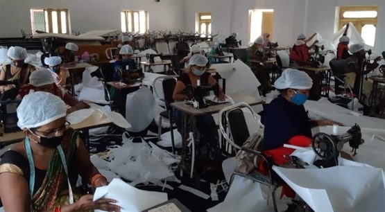 अचार बनाने वाली महिलाओं ने बनाई PPE किट, इस IAS का मिशन