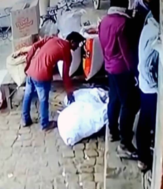 पान मसाले का बोरा लेकर चोर हुआ रफूचक्कर, वारदात सीसीटीवी में कैद