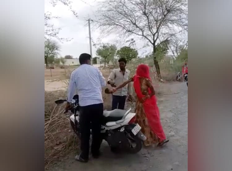 पति के सामने पुलिस वाले ने पत्नी को छेड़ा, लोगों ने कर दिया ऐसा हाल