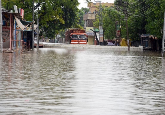 राजस्थान: इस इलाके में पड़ी इतनी बारिश, सड़कों पर नाव लेकर निकले लोग