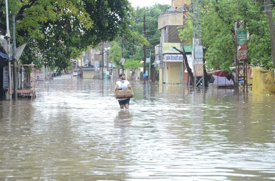 राजस्थान: इस इलाके में पड़ी इतनी बारिश, सड़कों पर नाव लेकर निकले लोग