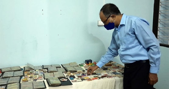 SBI का बैंकर जिसकी जमा पूंजी है 'माचिस' और 'मुगलकालीन सिक्के'