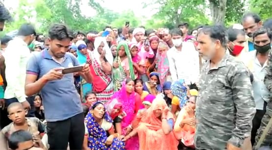 नदी किनारे बैठा था युवक, अचानक झपट्टा मार पानी में ले गया मगरमच्छ