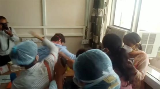 आइसोलेशन वार्ड में नर्स से छेड़छाड़, आरोपी डॉक्टर की जमकर पिटाई