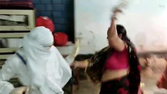 एजुकेशन ऑफिसर ने की अश्लील बात, महिला कर्मचारियों ने चप्पलों से पीटा