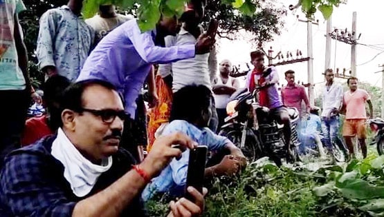 पानी में खेलता नजर आया सांप का जोड़ा, ऐसा नजारा देख लोग हैरान